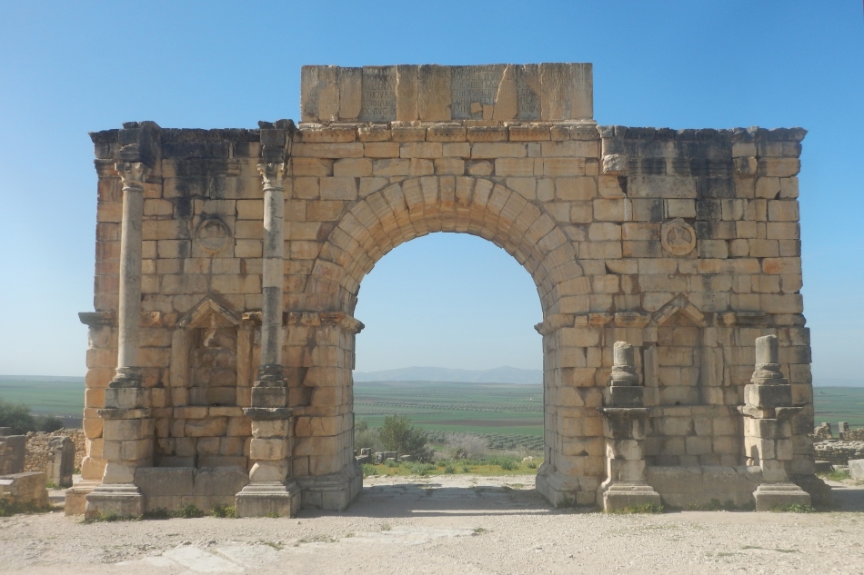 Vue de la face est de l’Arc de Caracalla au terminus occidental du decumanus maximus.