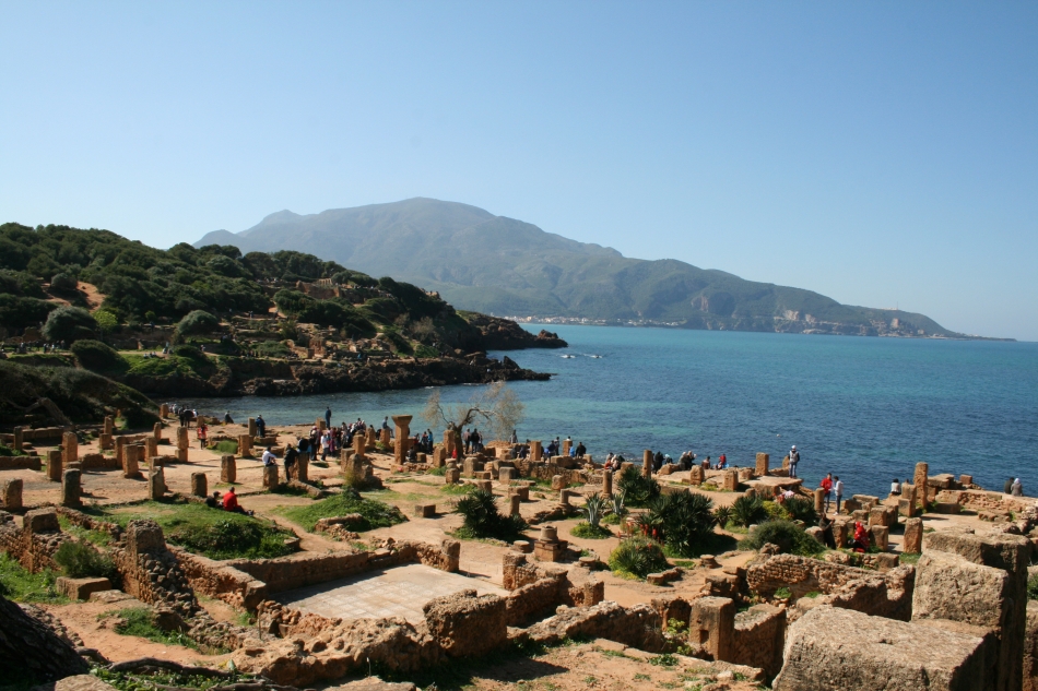 Vue générale de la Maison des Fresques située en bord de mer. Au second plan, les vestiges sur le Ras el-Knissa.