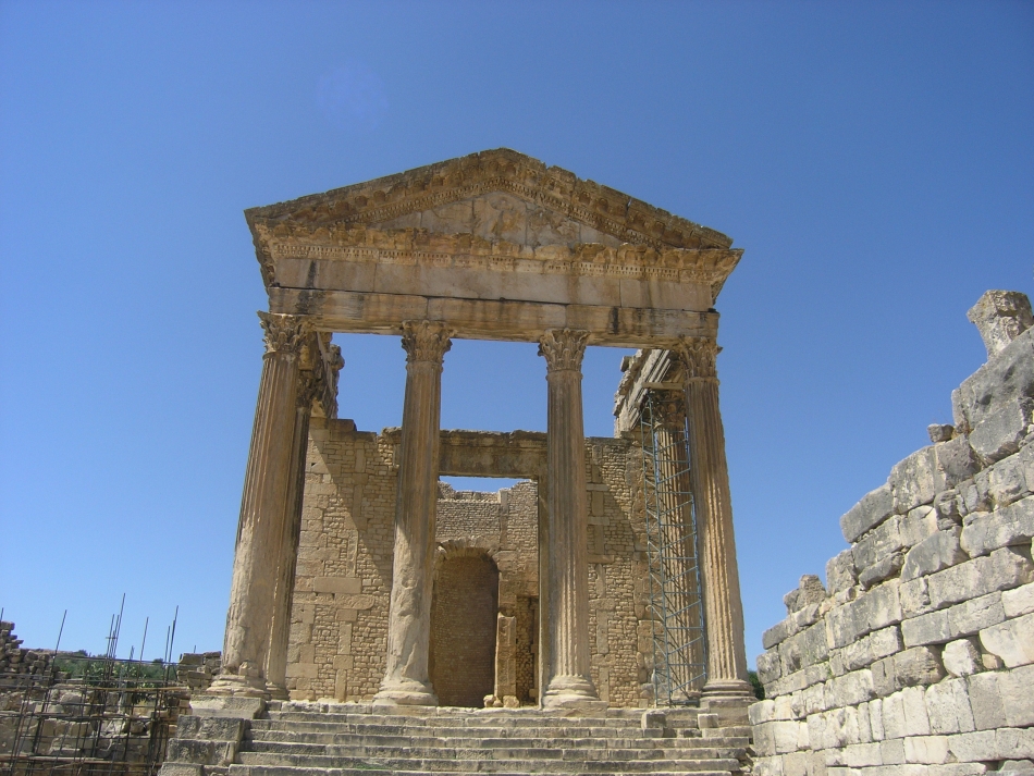 Façade du Capitole avec sur le fronton l’apothéose d’Antonin le Pieux enlevé par un aigle, construit sous Marc-Aurèle (166-167).