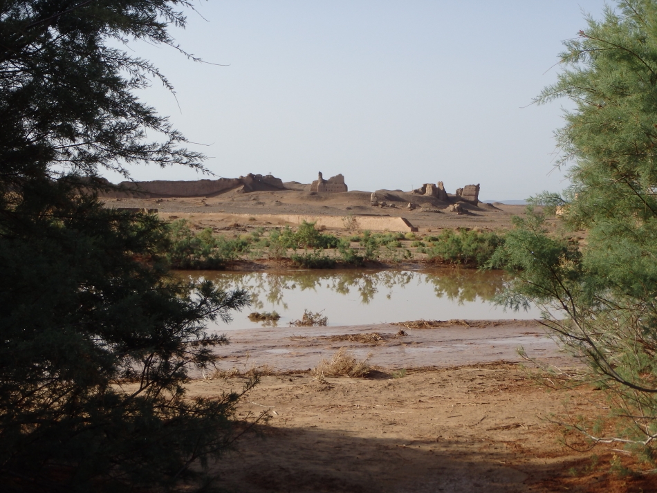 Le tell archéologique de Sijilmâsa, aperçu depuis les abords de l&#039;oued Ziz temporairement en eau des suites de fortes pluies. 