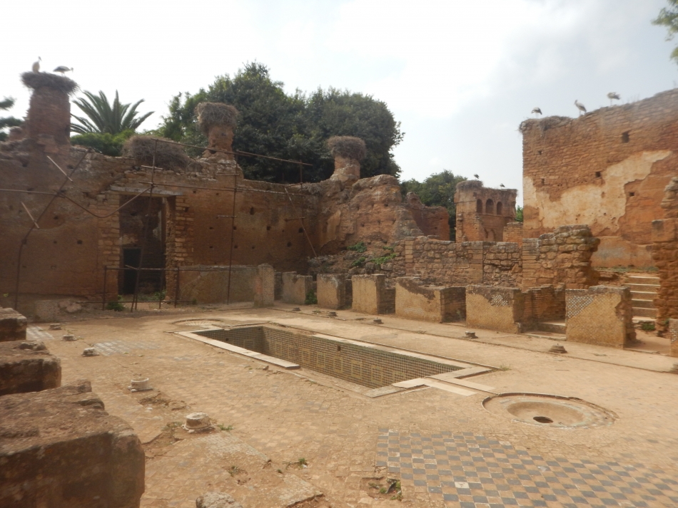 Vue de la cour centrale de la madrasa mérinide et de son organisation, les cellules latérales, le bassin et ses deux vasques en marbre, ainsi que le petit oratoire.