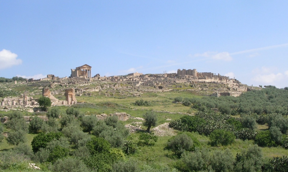 Vue des ruines de Dougga, en contrebas depuis le sud-est du site. 